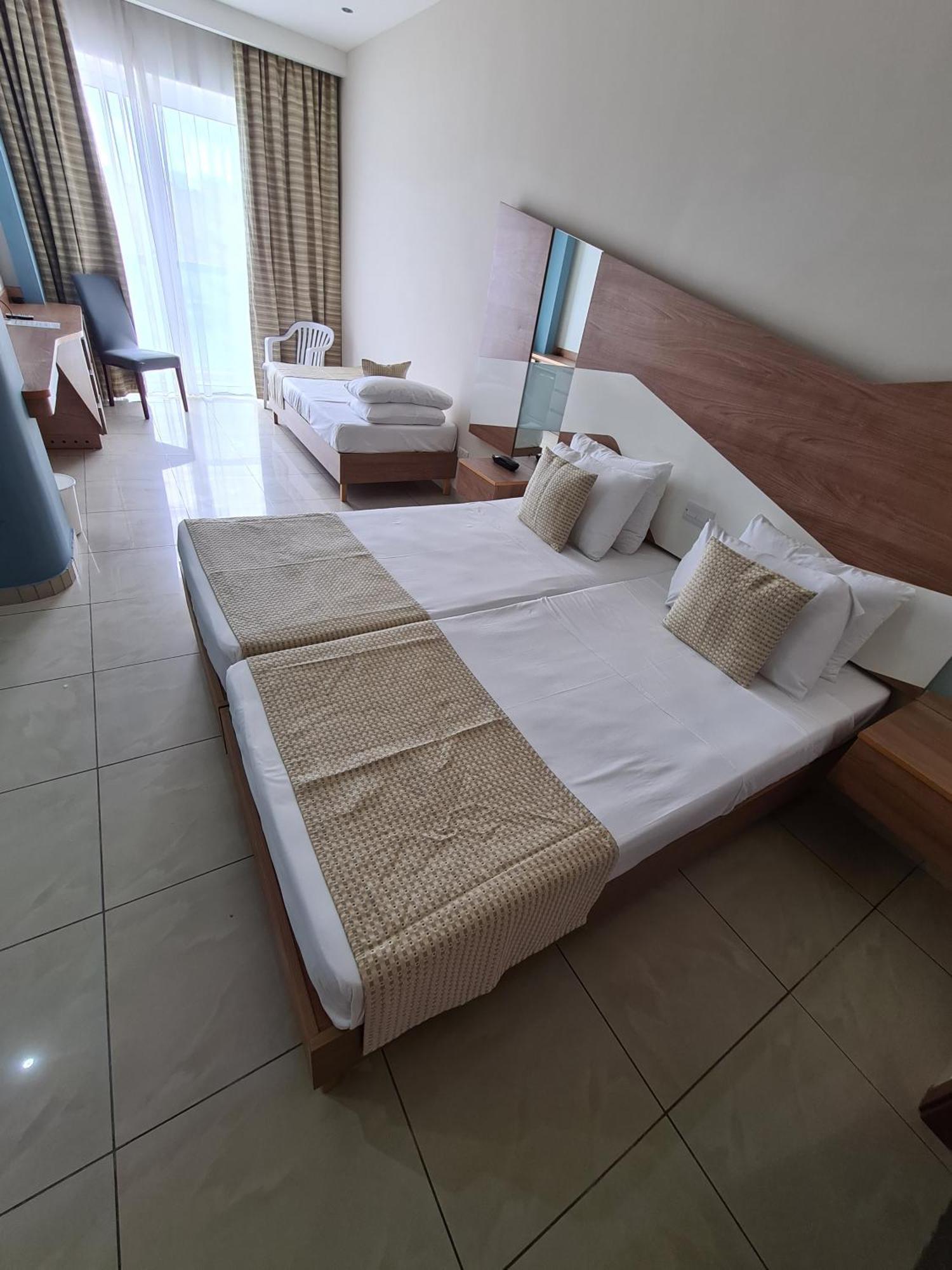Water'S Edge Hotel Birżebbuġa Zimmer foto